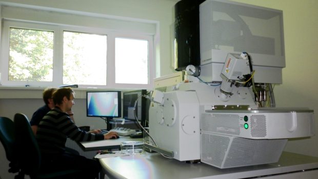 Magellan – nejvýkonnější elektronový mikroskop v České republice