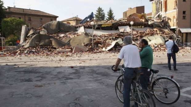 Lidé v Cavezzu nedaleko Modeny obhlížejí škody po zemětřesení