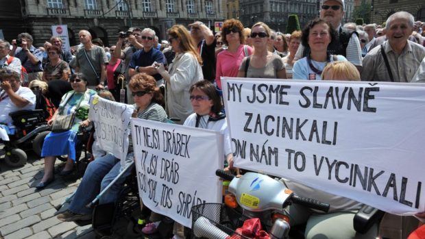 Demonstrace &quot;Za přežití seniorů&quot;, kterou svolala Rada seniorů ČR, na náměstí Jana Palacha