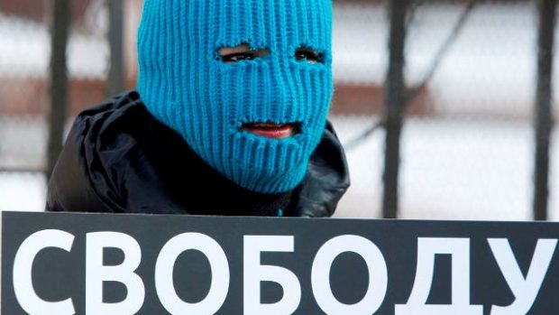 Na podporu aktivistek ze skupiny Pussy Riots se konala demonstrace i před sídlem moskevské policie