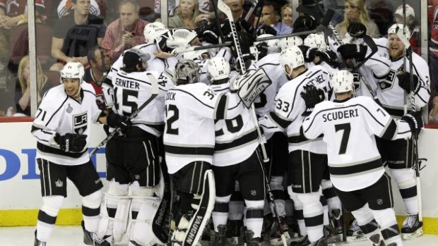 Hokejisté Los Angeles se radují z výhry v prvním duelu finále Stanley Cupu na ledě New Jersey