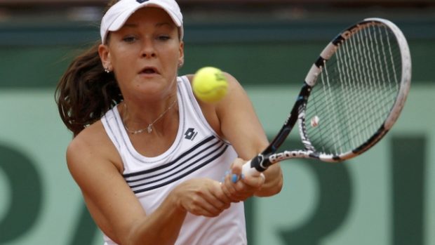 Agnieszka Radwaňská of Poland  returns the ball to Svetlana Kuznetsova of Russia  during the French Open tennis tournament at the Roland Garros stadium in Paris June 1, 2012.