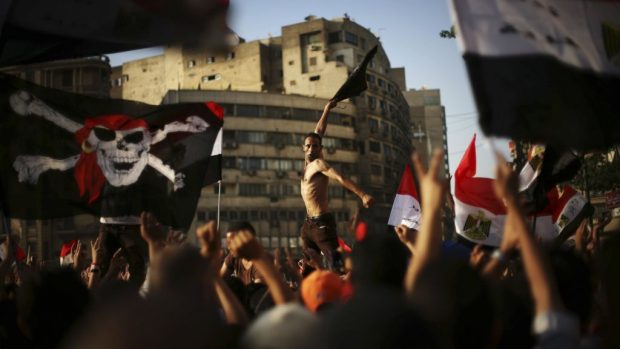 Demonstranti na káhirském náměstí Tahrír protestovali proti verdiktu nad bývalým prezidentem Mubárakem