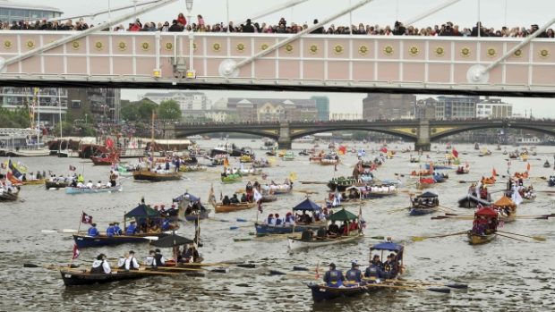 Více než milion lidí sledoval úchvatnou flotilu tisícovky lodí na Temži