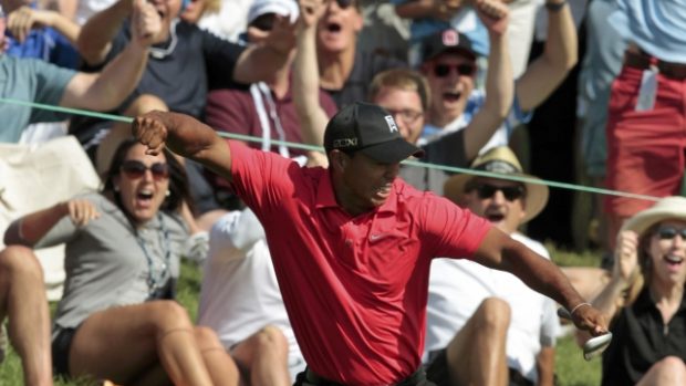Takhle se americký golfista Tiger Woods raduje ze 73. triumfu na okruhu PGA v kariéře