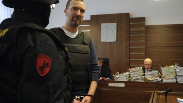 Vězeňská služba odvádí Tomáše Pitra od pražského městského soudu
