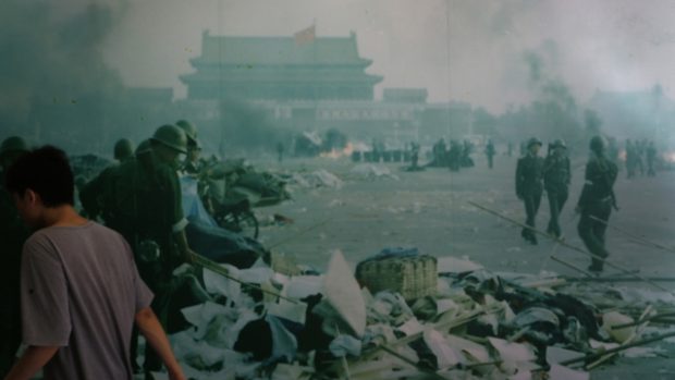 Jedna z fotografií pořízených na náměstí Nebeského klidu 4. 6. 1989, vystavených v Hongkongu