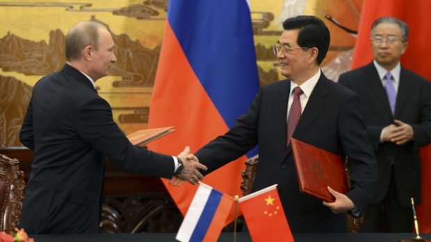 Ruský prezident Vladimir Putin a jeho čínský protějšek Chu Ťin-tchao zahájili summit Šanghajské organizace pro spolupráci
