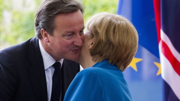 Německá kancléřka Angela Merkolová vítá britského premiéra Davida Camerona v Berlíně