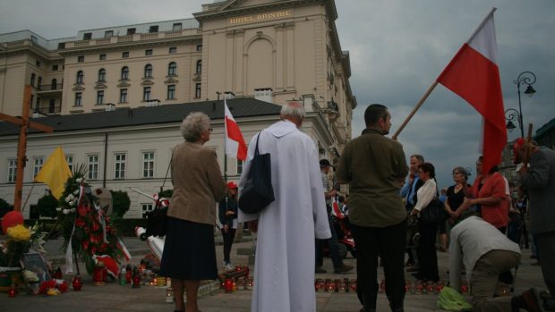 Mítink Poláků ve Varšavě vinil Rusy za Kaczynského smrt. V blízkém hotelu Bristol bydlí ruští fotbalisté