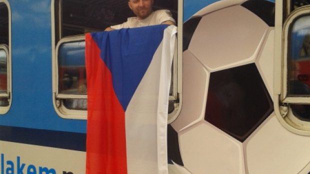 Fanoušek s českou vlajkou ve vlaku, které nese jméno Antonína Panenky