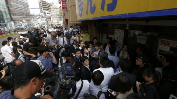 Tokijskou kavárnu, ve které policie dopadla Kacuju Takahašiho, obléhají desítky novinářů