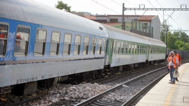 Páteřní trať mezi Prahou a Moravou byla  uzavřena. Parní vlak a rychlík mezi Kolínem a Velimí vjely do sutin zdi, které se sesunuly na trať.