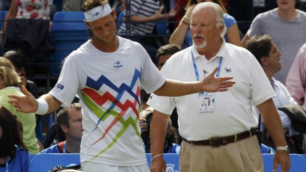 David Nalbandian of Argentina (L) talks to ATP supervisor Tom Barnes after he injured a line judge when he kicked a hoarding during his men&#039;s singles final match against Marin Cilic of Croatia at the Queen&#039;s Club tennis tournament in London June 17, 2012