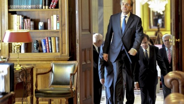 Nový řecký premiér Antonis Samaras přichází do prezidentského paláce, kde složil přísahu.