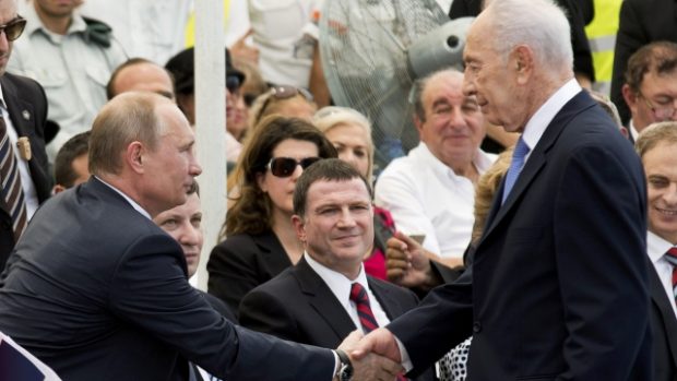 Ruský prezident Vladimir Putin s izraelským prezidentem Šimonem Peresem