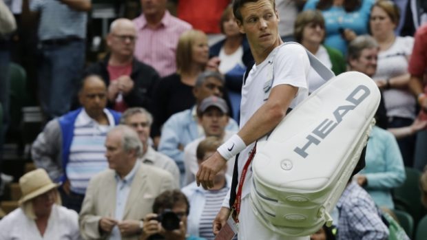 Zklamaný Tomáš Berdych odchází z wimbledonského Centrálního kurtu, na kterém nečekaně prohrál s Lotyšem Gulbisem