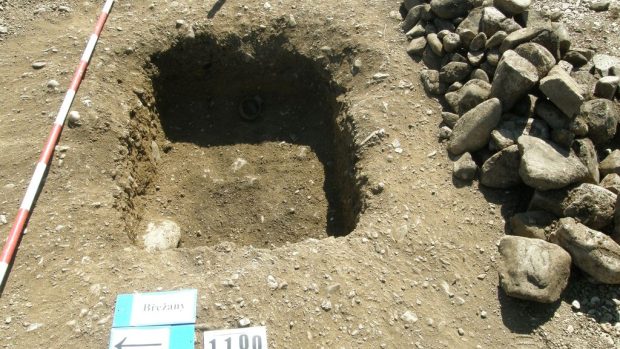 Dětský hrob kultury badenské po vybrání kamenného zásypu
