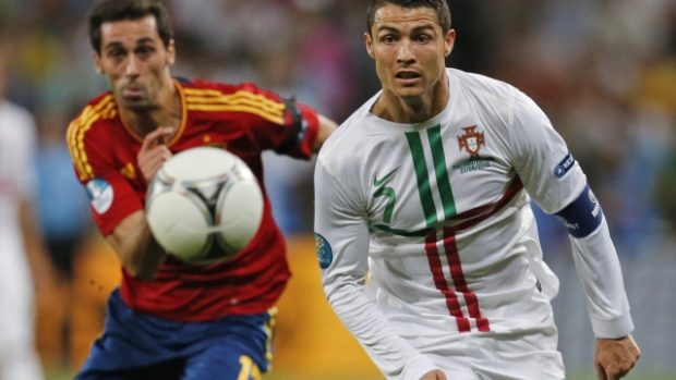 Španěl Arbeola v souboji s Portugalcem Ronaldem v semifinále Eura