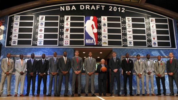 Hlavní favorité nočního draftu před objektivy fotografů zapózovali s komisionářem NBA Davidem Sternem (uprostřed)