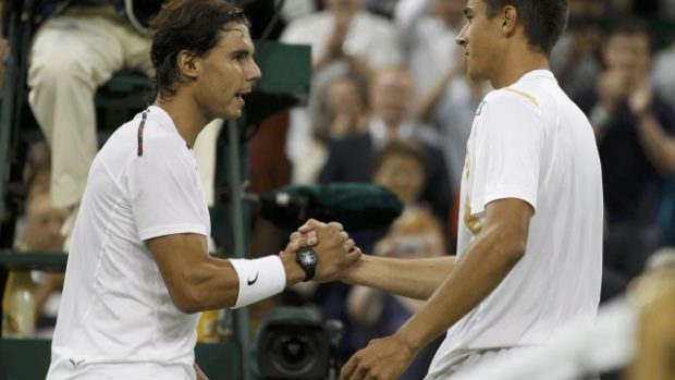 Nadalovi po zápase nezbývalo nic jiného než Rosolovi pogratulovat