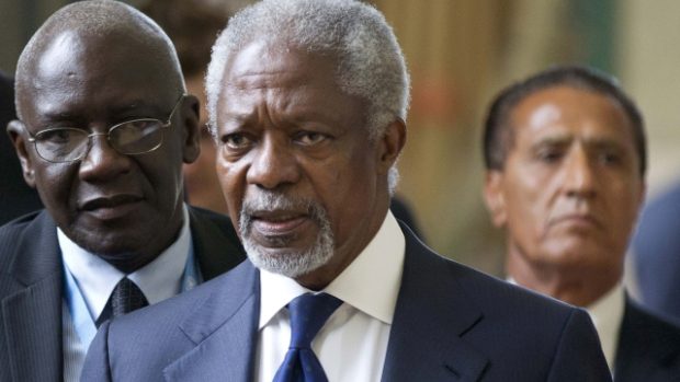 Kofi Annan (uprostřed)