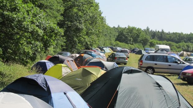 Stanové městečko na louce u divadla