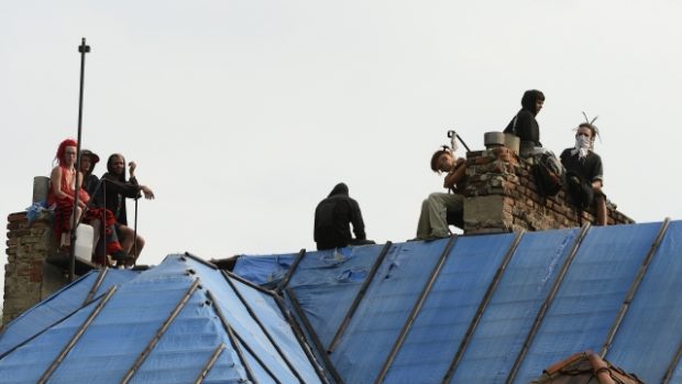 Squateři na střeše pražského squatu Milada