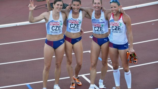 Bronzová štafeta na 4x400 metrů: zleva Zuzana Hejnová, Jitka Bartoničková, Denisa Rosolová, Zuzana Bergrová