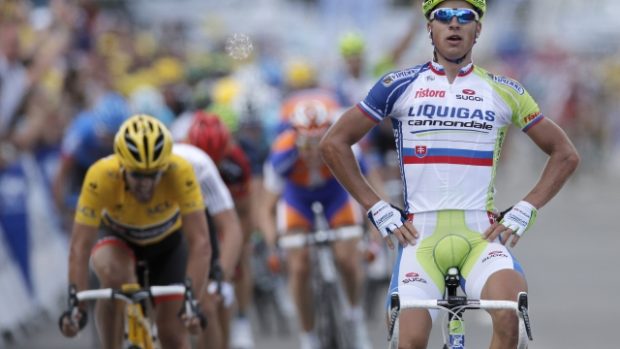 Slovenský cyklista Peter Sagan vyhrál první etapu Tour de France. Vedle jede ve žlutém Švýcar Fabian Cancellara, který skončil druhý