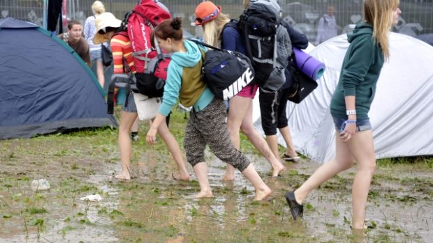 Vytrvalý déšť poznamenal i atmosféru festivalu Rock for People