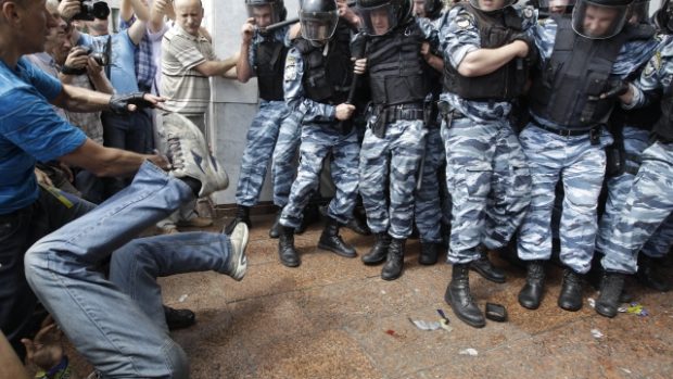 Potyčky ukrajinských demonstrantů s policisty v Kyjevě