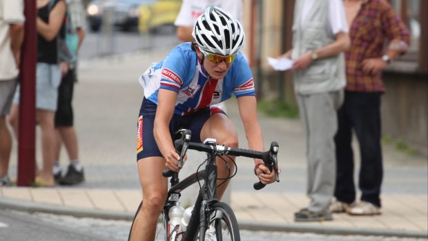 Martina Sáblíková projíždí Krásnou Lípou v úvodní etapě Tour de Feminin.