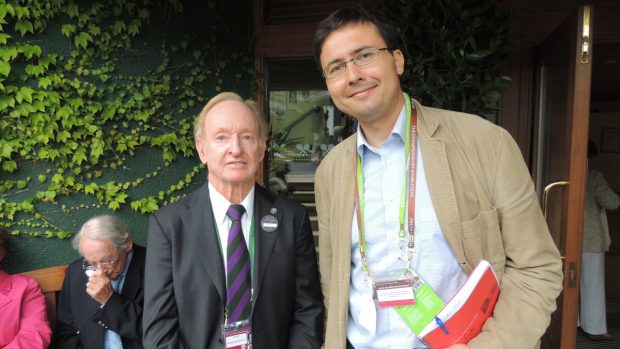 Zpravodaj Českého rozhlasu Jiří Hošek (vpravo) a legendární tenista Rod Laver