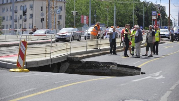 Propadlá silnice v pražských Dejvicích. Čtyřmetrový propad je pět metrů hluboký
