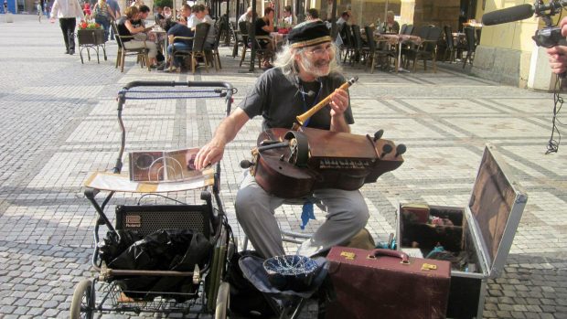 Pouliční hudebník - hráč na niněru