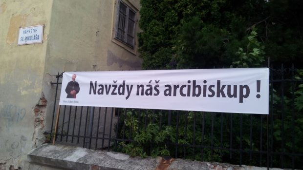 Věřící v Trnavě si stojí za svým arcibiskupem