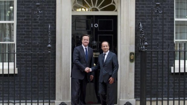 Britský premiér David Cameron a francouzský prezident François Hollande