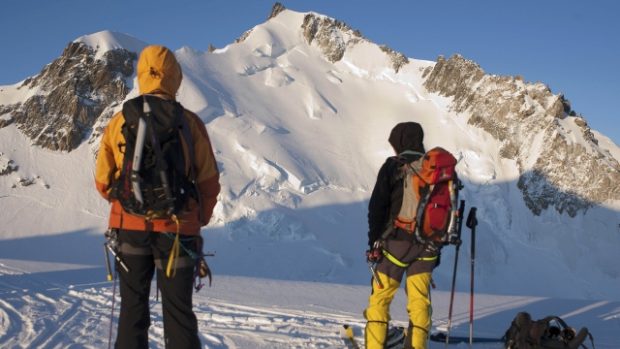 Horolezci před horou Mont Maudit ve francouzských Alpách (ilustrační foto)