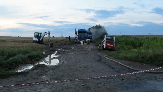 Kyselina chlorovodíkové unikla z cisterny  i do půdy