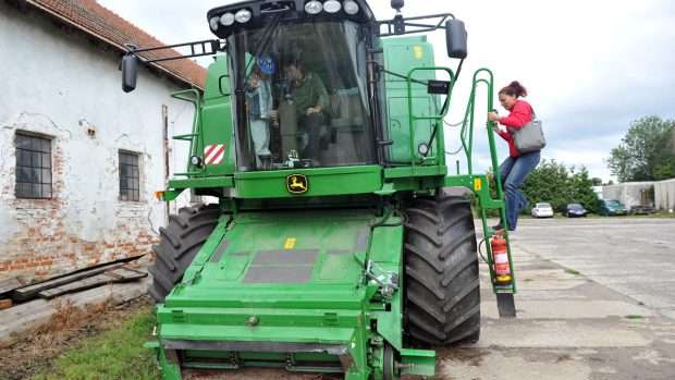 Zemědělská usedlost v obci Kozojedy, kombajn patří mezi nejmodernější na trhu