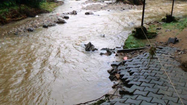 Rozovdněný potok po přívalovém dešti (ilustrační foto)