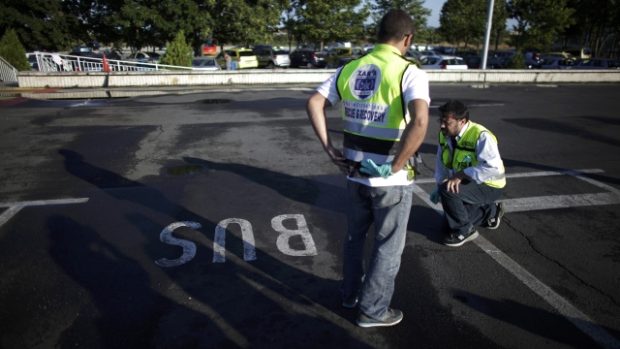 Vyšetřování pokračuje - policisté zajišťují stopy na parkovišti letiště v Burgasuetří  i