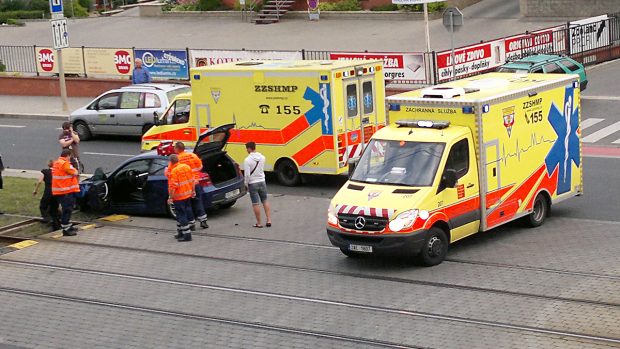 dopravní nehoda v Praze 9, resp. srážka osobního auta s tramvají