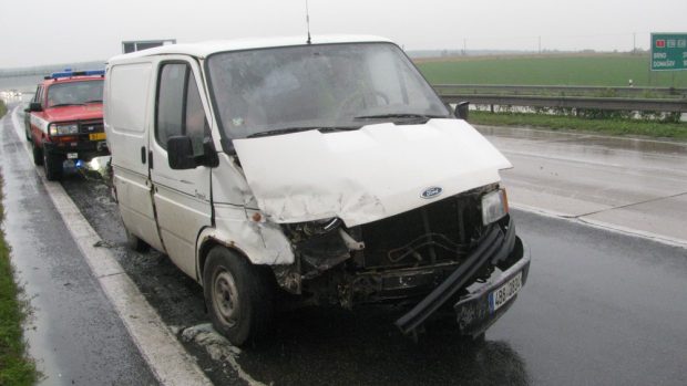 Na dálnici D1 u Velké Bíteše se vysypaly kafilerní zbytky, několik aut na kluzkém povrchu havarovalo