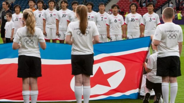 Severokorejské fotbalistky zpívají hymnu před svým prvním utkáním na OH