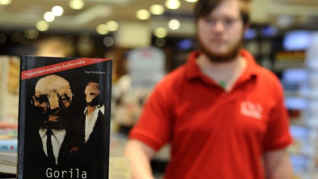 Kniha slovenského novináře kanadského původu Toma Nicholsona s názvem Gorila byla vyprodána za čtyři dny