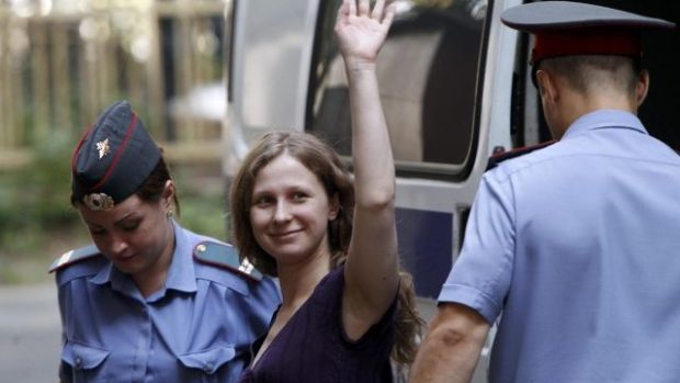 Policejní eskorta vede k soudu jednu z členek Pussy Riot Marii Aljochinovou