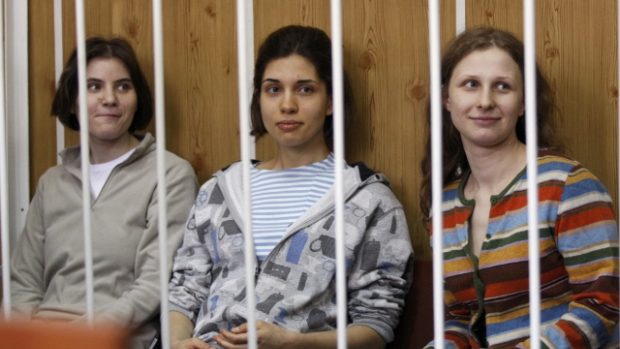 Členky punkové skupiny Pussy Riot mají za sebou první soudní stání