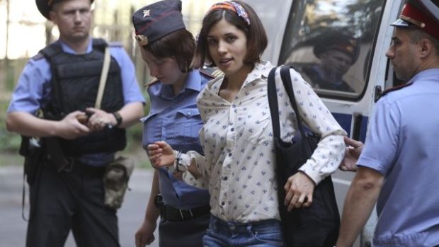 Členka Pussy Riot Naděžda Tolokonnikovová míří na druhý den soudního líčení